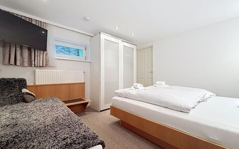 Susi: Bed, Slaapkamer, Interieur Ontwerp, Verdieping, Flooring, Hout, Laken, Bedding, Plafond, Kamer