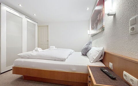 Susi: Interieur Ontwerp, Plafond, Flooring, Meubilair, Verdieping, Bed, Slaapkamer, Kamer, Verlichting, Bedding