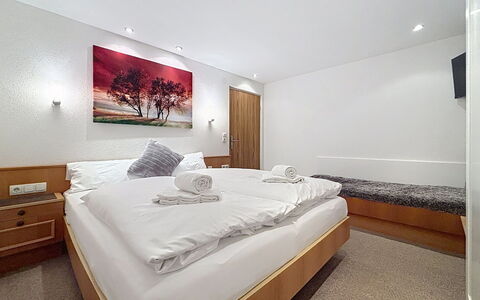Susi: Slaapkamer, Bed, Interieur Ontwerp, Laken, Bed Frame, Bedding, Verdieping, Plafond, Suite, Hoofdkussen
