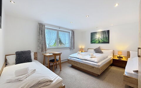 Susi: Hout, Huis, Slaapkamer, Bed, Appartement, Bedding, Bed Frame, Laken, Hotel, Suite