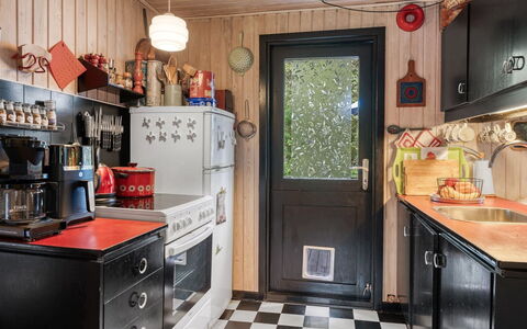 Tarvo - 500M to the Fjord: Hout, Interieur Ontwerp, Flooring, Keuken, Toestel Van De Keuken, Verdieping, Huis, Major Appliance, Meubilair, Kamer