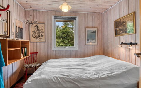 Tarvo - 500M to the Fjord: Slaapkamer, Interieur Ontwerp, Muur, Hout, Flooring, Verdieping, Bed, Plafond, Meubilair, Laken