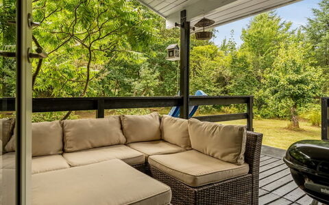Tarvo - 500M to the Fjord: Meubilair, Hout, Veranda, Interieur Ontwerp, Tafel, Flooring, Stoel, Verdieping, Bankstel, Buitenmeubels