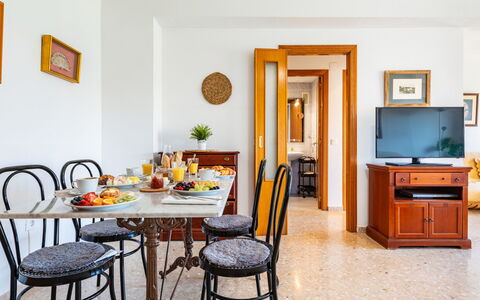 Mare Nostrum: Meubilair, Interieur Ontwerp, Hout, Flooring, Tafel, Eetkamer, Keuken En Eettafel, Kamer, Verlichting, Plafond