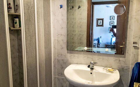 Mare Nostrum: Wastafel In De Badkamer, Muur, Loodgieterswerkinrichting, Flooring, Wastafel, Verdieping, Spiegel, Badkamer, Interieur Ontwerp, Kraan