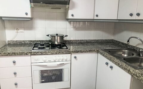 Mare Nostrum: Keuken, Toestel Van De Keuken, Major Appliance, Fornuis, Countertop, Fornuis, Gasfornuis, Cabinetry, Cooktop, Huishoudapparatuur