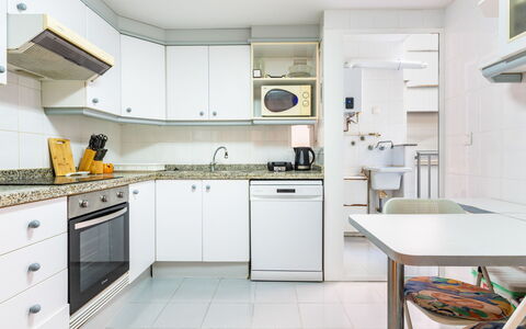 Mare Nostrum: Keuken, Interieur Ontwerp, Countertop, Meubilair, Major Appliance, Toestel Van De Keuken, Flooring, Verdieping, Cabinetry, Huis