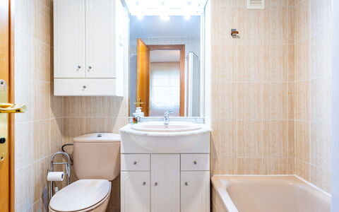 Mare Nostrum: Badkamer, Wastafel In De Badkamer, Loodgieterswerkinrichting, Wastafel, Flooring, Toilet, Interieur Ontwerp, Verdieping, Wc Bril, Kraan
