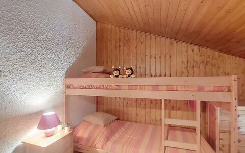 Les Grandes Aiguilles: Slaapkamer, Hout, Verdieping, Interieur Ontwerp, Flooring, Meubilair, Bed, Plafond, Kamer, Bedding