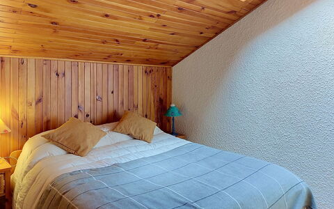 Les Grandes Aiguilles: Verdieping, Hout, Interieur Ontwerp, Slaapkamer, Bed, Flooring, Laken, Plafond, Meubilair, Bedding