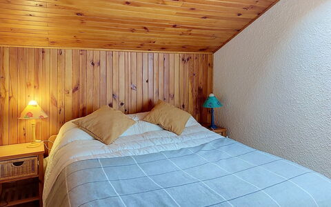 Les Grandes Aiguilles: Bed, Interieur Ontwerp, Slaapkamer, Verdieping, Laken, Flooring, Hout, Meubilair, Bedding, Plafond