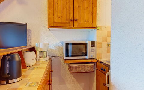Les Grandes Aiguilles: Hout, Flooring, Meubilair, Interieur Ontwerp, Verdieping, Countertop, Major Appliance, Cabinetry, Keuken, Kamer