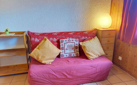 Les Grandes Aiguilles: Meubilair, Hout, Interieur Ontwerp, Verdieping, Textiel, Flooring, Kussen, Kamer, Verlichting, Linens