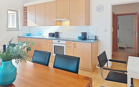 Novi Vinodolski 310: Meubilair, Interieur Ontwerp, Flooring, Verdieping, Hout, Stoel, Tafel, Keuken, Kamer, Plafond