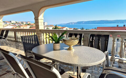 Novi Vinodolski 310: Meubilair, Balkon, Buitenmeubels, Appartement, Toevlucht, Stoel, Veranda, Schaduw, Buitentafel, Kamerplant