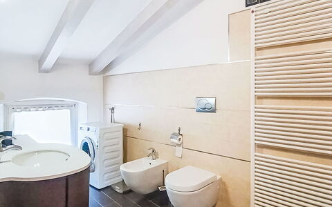 Le Falesie: Flooring, Loodgieterswerkinrichting, Verdieping, Interieur Ontwerp, Badkamer, Plafond, Toilet, Loodgieter, Kraan, Wastafel