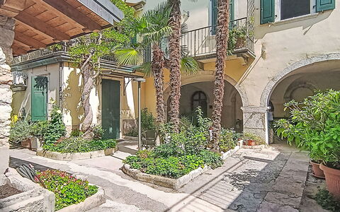 Le Falesie: Boog, Bloempot, Hacienda, Binnenplaats, Kamerplant, Schaduw, Flagstone, Landscaping