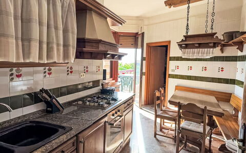 La Terrazza di Colle Marino: Hout, Keuken, Meubilair, Interieur Ontwerp, Countertop, Flooring, Cabinetry, Verdieping, Beits, Huis