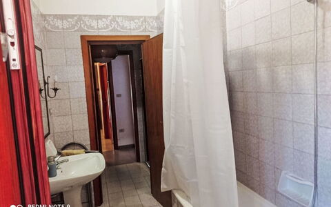 La Terrazza di Colle Marino: Verdieping, Flooring, Wastafel In De Badkamer, Loodgieterswerkinrichting, Badkamer, Wastafel, Loodgieter, Kraan, Kamer, Toilet
