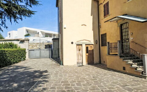 Il Pozzo dei Desideri: Muur, Verdieping, Deur, Flooring, Huis, Samengesteld Materiaal, Beton, Schaduw, Tegel, Home Deur
