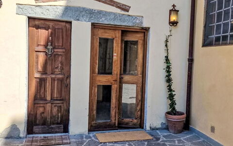 Il Pozzo dei Desideri: Muur, Hout, Deur, Home Deur, Verdieping, Hardwood, Beits, Beton, Deurklink, Bloempot