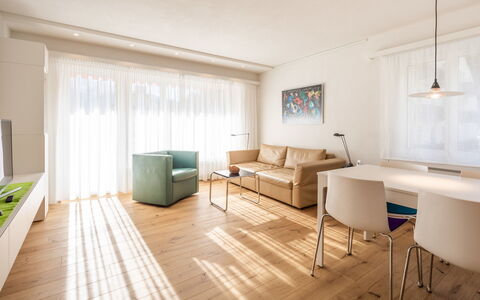 Val Signina 5-2: Meubilair, Interieur Ontwerp, Verdieping, Flooring, Houten Vloer, Hout, Plafond, Kamer, Laminaatvloer, Tafel