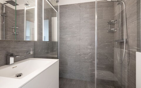 Val Signina 5-2: Badkamer, Flooring, Loodgieterswerkinrichting, Muur, Verdieping, Interieur Ontwerp, Kraan, Loodgieter, Tegel, Badkamerkast