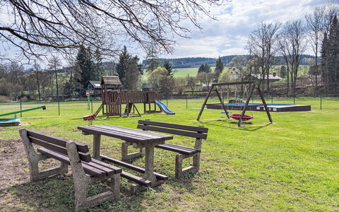 Green Valley Park Stárkov 18: Boom, Gras, Openluchtbank, Openbare Ruimte, Plain, Bank, Park, Gazon, Tuin, Picknicktafel