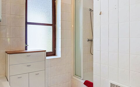 Green Valley Park Stárkov 18: Muur, Flooring, Verdieping, Badkamer, Loodgieterswerkinrichting, Interieur Ontwerp, Loodgieter, Kamer, Deur, Badkamerkast
