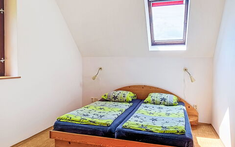 Green Valley Park Stárkov 18: Bed, Slaapkamer, Verdieping, Interieur Ontwerp, Flooring, Laken, Bedding, Hout, Meubilair, Kamer