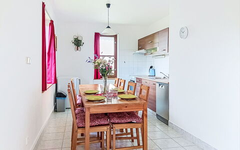 Green Valley Park Stárkov 18: Meubilair, Flooring, Verdieping, Deur, Stoel, Appartement, Keuken En Eettafel, Kamerplant, Eetkamer, Houten Vloer