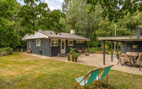 Løgstør 648: Huis, Dak, Verblijf, Huis, Struik, Land Lot, Landelijk Gebied, Groundcover, Schaduw, Tuin