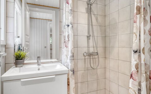 Løgstør 648: Badkamer, Interieur Ontwerp, Flooring, Loodgieterswerkinrichting, Verdieping, Loodgieter, Wastafel, Badkamerkast, Toilet, Kraan