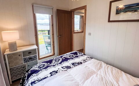 Tiny Mara: Slaapkamer, Bed, Laken, Bedding, Interieur Ontwerp, Hout, Linens, Meubilair, Verdieping, Flooring