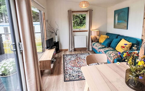 Tiny Mara: Meubilair, Interieur Ontwerp, Flooring, Verdieping, Muur, Hout, Kamer, Bankstel, Woonkamer, Tafel