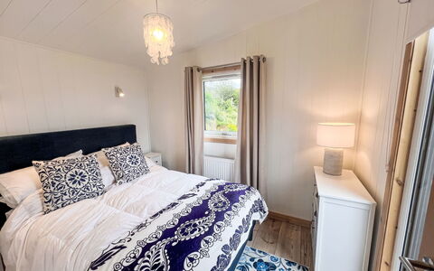 Tiny Mara: Bed, Meubilair, Interieur Ontwerp, Slaapkamer, Bedding, Laken, Flooring, Verdieping, Hout, Linens
