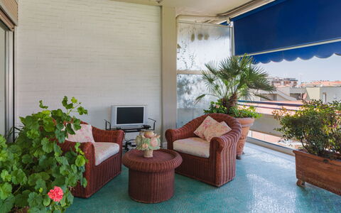 Appartamento la Terrazza di Anna: Bloempot, Meubilair, Kamerplant, Schaduw, Buitenmeubels, Stoel, Balkon, Eco Hotel, Patio