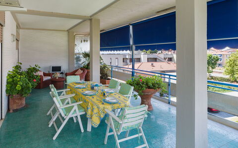 Appartamento la Terrazza di Anna: Schaduw, Stoel, Bloempot, Buitenmeubels, Balkon, Kamerplant, Buitentafel, Eco Hotel, Outdoor Structuur, Luifel