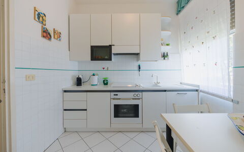 Appartamento la Terrazza di Anna: Keuken, Toestel Van De Keuken, Countertop, Flooring, Major Appliance, Interieur Ontwerp, Cabinetry, Meubilair, Verdieping, Verlichting