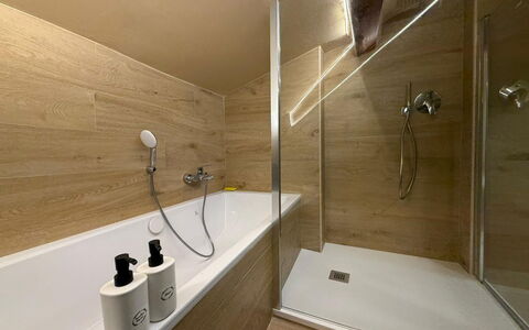 Il Pittore: Badkamer, Flooring, Verdieping, Muur, Loodgieterswerkinrichting, Bad, Hout, Interieur Ontwerp, Loodgieter, Kraan