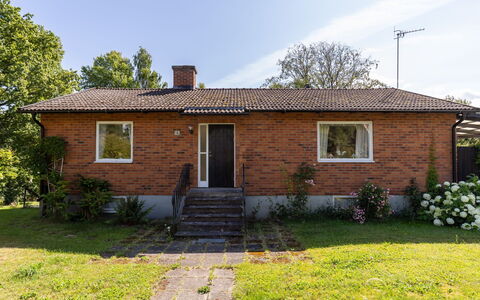 Villa Fröseke: Gebouw, Venster, Huis, Woongebied, Huis, Struik, Verblijf, Dak, Deur