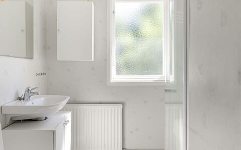 Villa Fröseke: Muur, Interieur Ontwerp, Loodgieterswerkinrichting, Flooring, Verdieping, Plafond, Wastafel In De Badkamer, Wastafel, Badkamer, Loodgieter