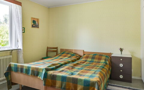 Villa Fröseke: Bed, Meubilair, Slaapkamer, Bedding, Laken, Interieur Ontwerp, Verdieping, Hout, Flooring, Kamer