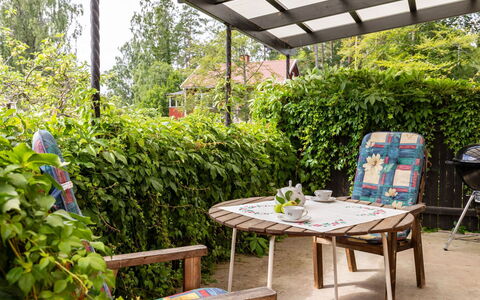 Villa Fröseke: Struik, Meubilair, Tuin, Schaduw, Buitentafel, Buitenmeubels, Backyard, Stoel, Outdoor Structuur, Werf