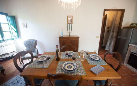 Podere Dolce Sonno e Sonnellino: Meubilair, Interieur Ontwerp, Tafel, Eetkamer, Flooring, Hout, Stoel, Keuken En Eettafel, Verdieping, Kamer