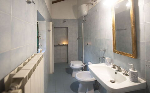Podere Dolce Sonno e Sonnellino: Muur, Flooring, Loodgieterswerkinrichting, Verdieping, Badkamer, Interieur Ontwerp, Kraan, Wastafel, Loodgieter, Wastafel In De Badkamer