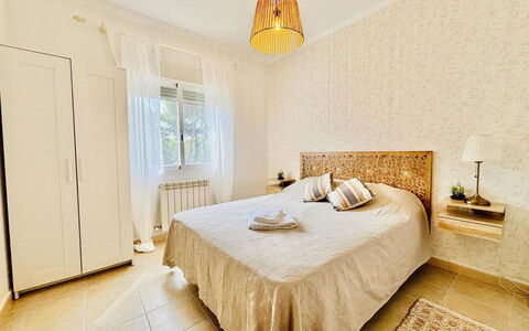 Calma: Bed, Meubilair, Interieur Ontwerp, Verdieping, Slaapkamer, Flooring, Bedding, Muur, Laken, Hout