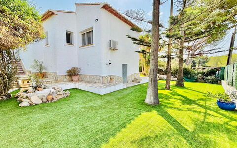 Calma: Huis, Tuin, Huis, Gazon, Verblijf, Landscaping, Werf, Backyard, Landgoed, Gang