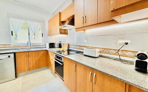 Calma: Keuken, Flooring, Verdieping, Major Appliance, Huis, Toestel Van De Keuken, Gootsteen, Meubilair, Cabinetry, Countertop