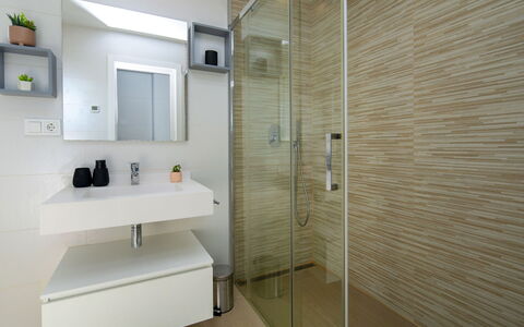 Arenal Beach: Badkamer, Interieur Ontwerp, Flooring, Loodgieterswerkinrichting, Wastafel In De Badkamer, Muur, Verdieping, Spiegel, Wastafel, Badkamerkast
